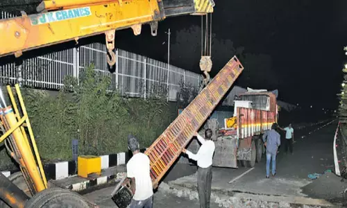 Ys Jagan : జగన్ ఇంటి వద్ద బ్యారికేడ్లను తొలగించిన అధికారులు