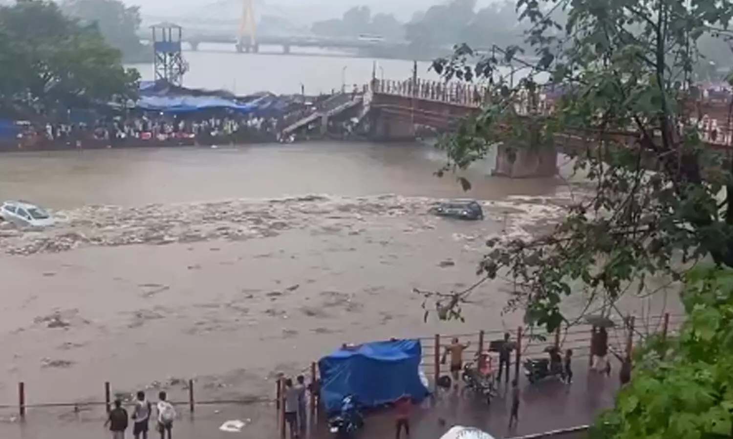 Floods : వరదలతో భయానక పరిస్ఠితి...రహదారులు మూసివేత