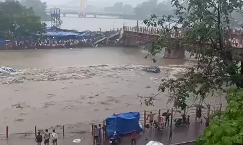 Floods : వరదలతో భయానక పరిస్ఠితి...రహదారులు మూసివేత