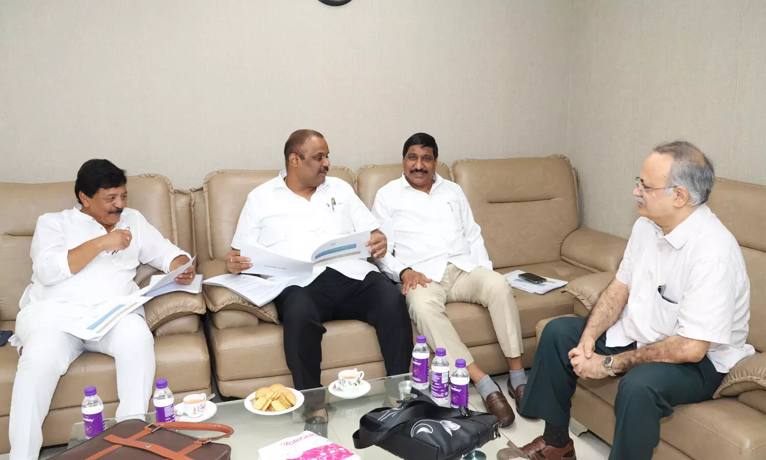 Andhra Pradesh : హైదరాబాద్ లో ఏపీ మంత్రుల భేటీ Andhra Pradesh : హైదరాబాద్ లో ఏపీ మంత్రుల భేటీ