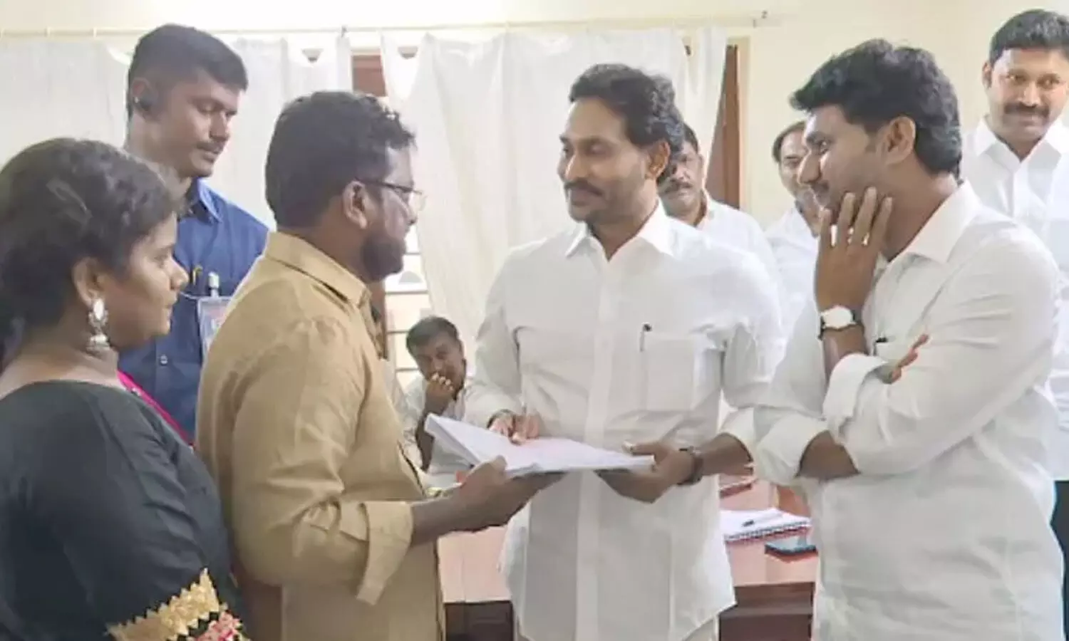 Ys Jagan : జగన్ వద్దకు క్యూ కట్టిన జనం Ys Jagan : జగన్ వద్దకు క్యూ కట్టిన జనం