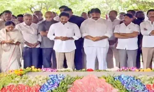 వైఎస్సార్ ఘాట్ వద్ద జగన్ నివాళులు.. అన్నాచెల్లెళ్లు వేర్వేరుగానే