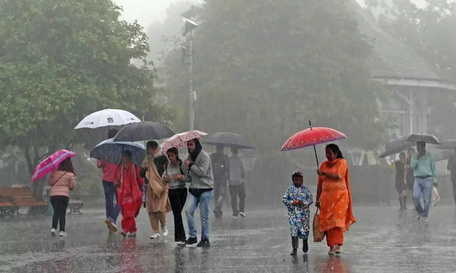Weather Report: కోస్తాకు భారీ వర్ష సూచన.. మరి తెలంగాణలో!!