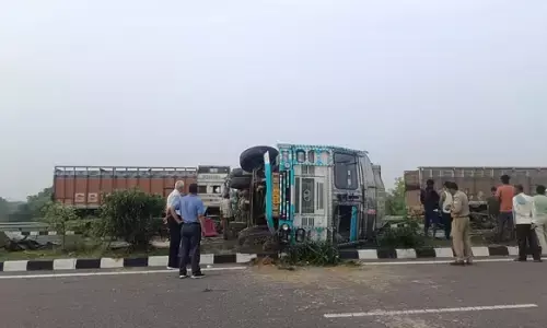 పాల ట్యాంకర్ ను ఢీకొట్టిన బస్సు.. 18 మంది దుర్మరణం
