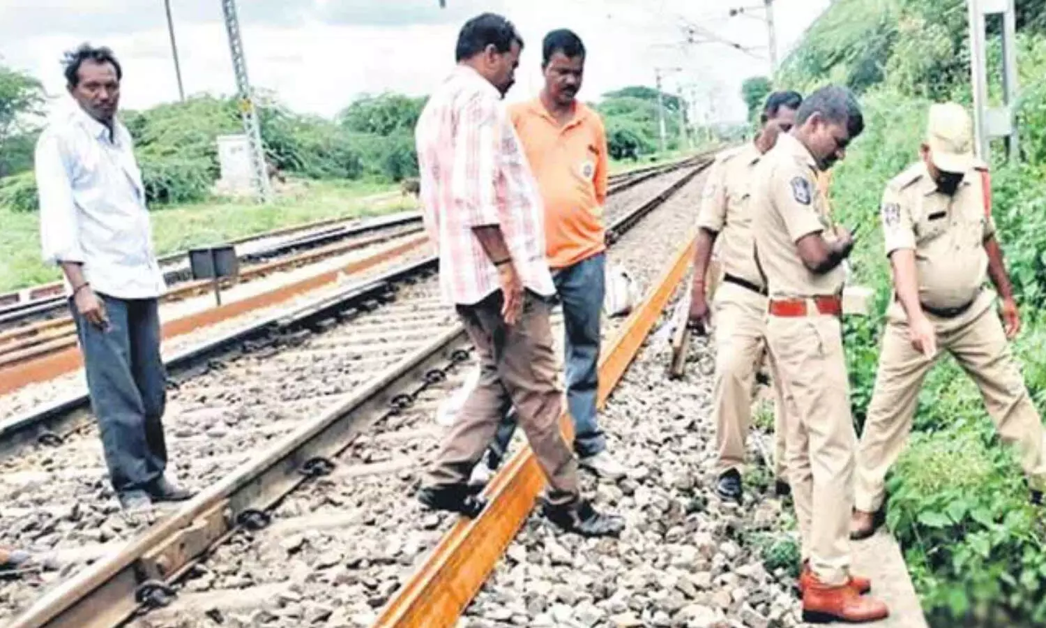Nizamabad: నిజామాబాద్ లో కలకలం.. రైలు పట్టాల పక్కన మృతదేహాలు