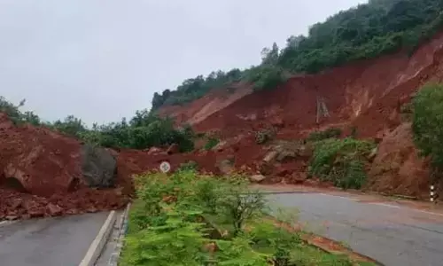 కొండచరియలు విరిగిపడి.. ఏడుగురు మృతి... మృతుల్లో ఒకే కుటుంబానికి చెందిన ఐదుగురు