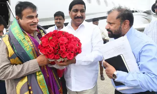 తిరుపతికి చేరుకున్న నితిన్ గడ్కరీ