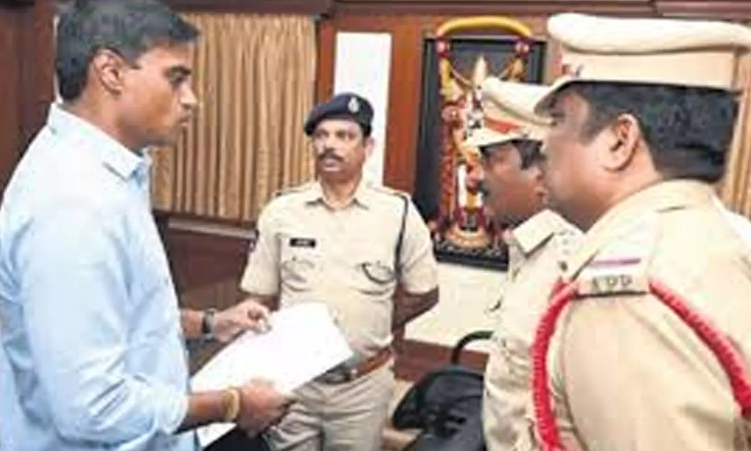 పుంగనూరులో టెన్షన్.. టీడీపీ కార్యకర్తల రాళ్లదాడి