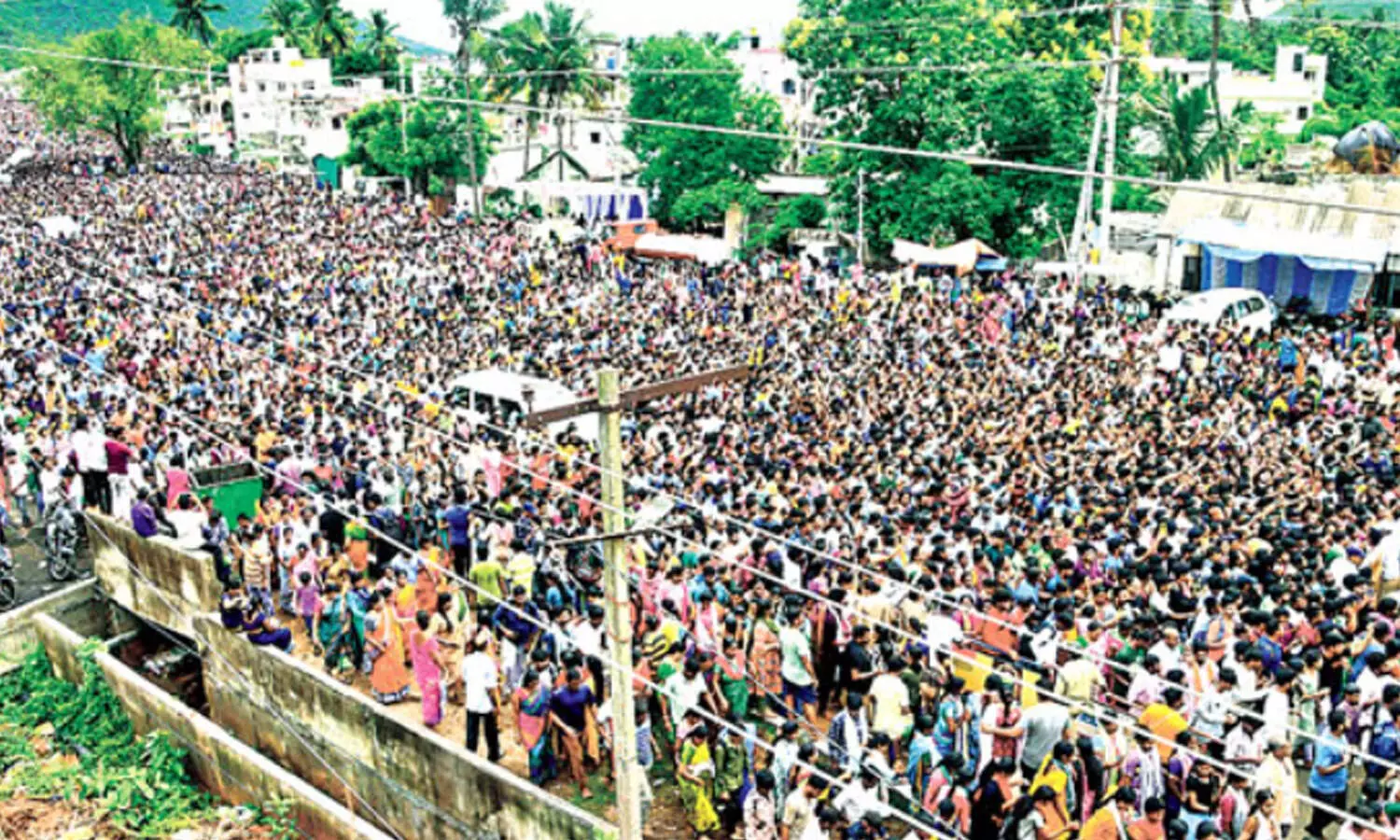 కొనసాగుతున్న గిరిప్రదిక్షిణ