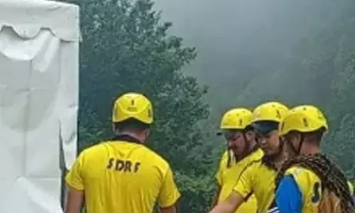 కొంచరియలు విరిగి పడి ముగ్గురు మృతి