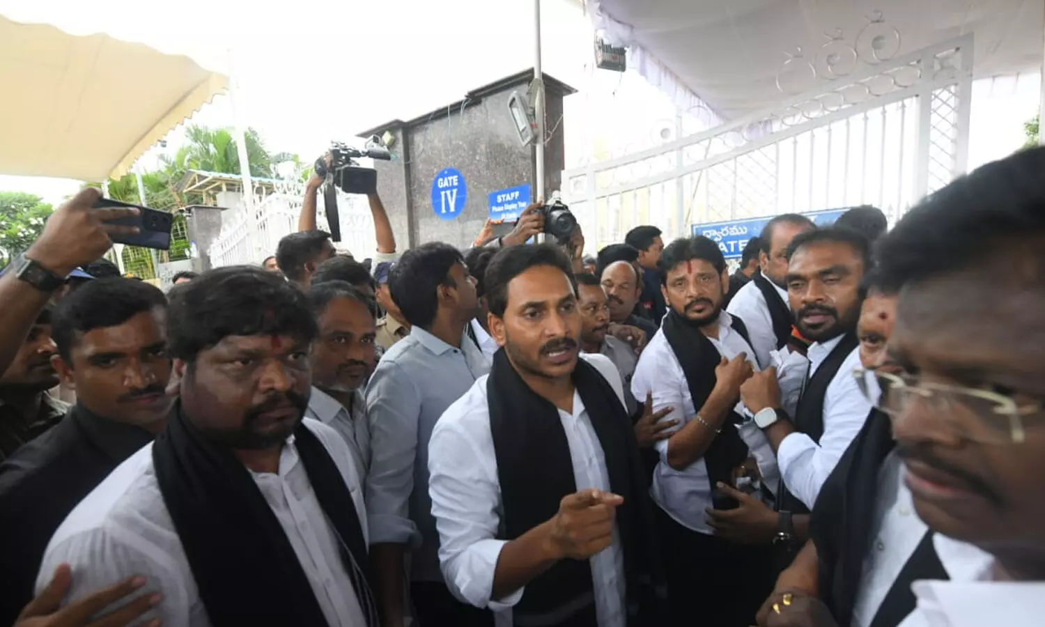 ys jagan, anger, police, assembly