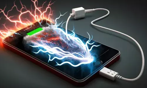 తడిచేతులతో ఛార్జింగ్ పెడుతున్నారా.. ప్రాణాలకే ప్రమాదం