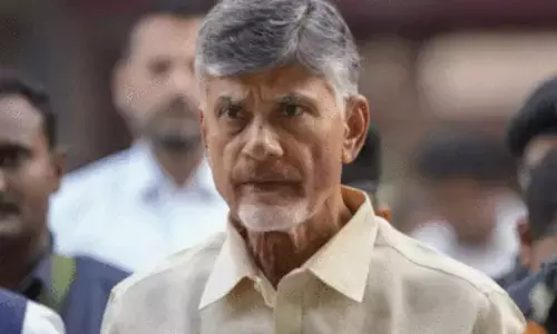 ఆ యువకుడి కుటుంబానికి 5 లక్షల సాయం: సీఎం చంద్రబాబు