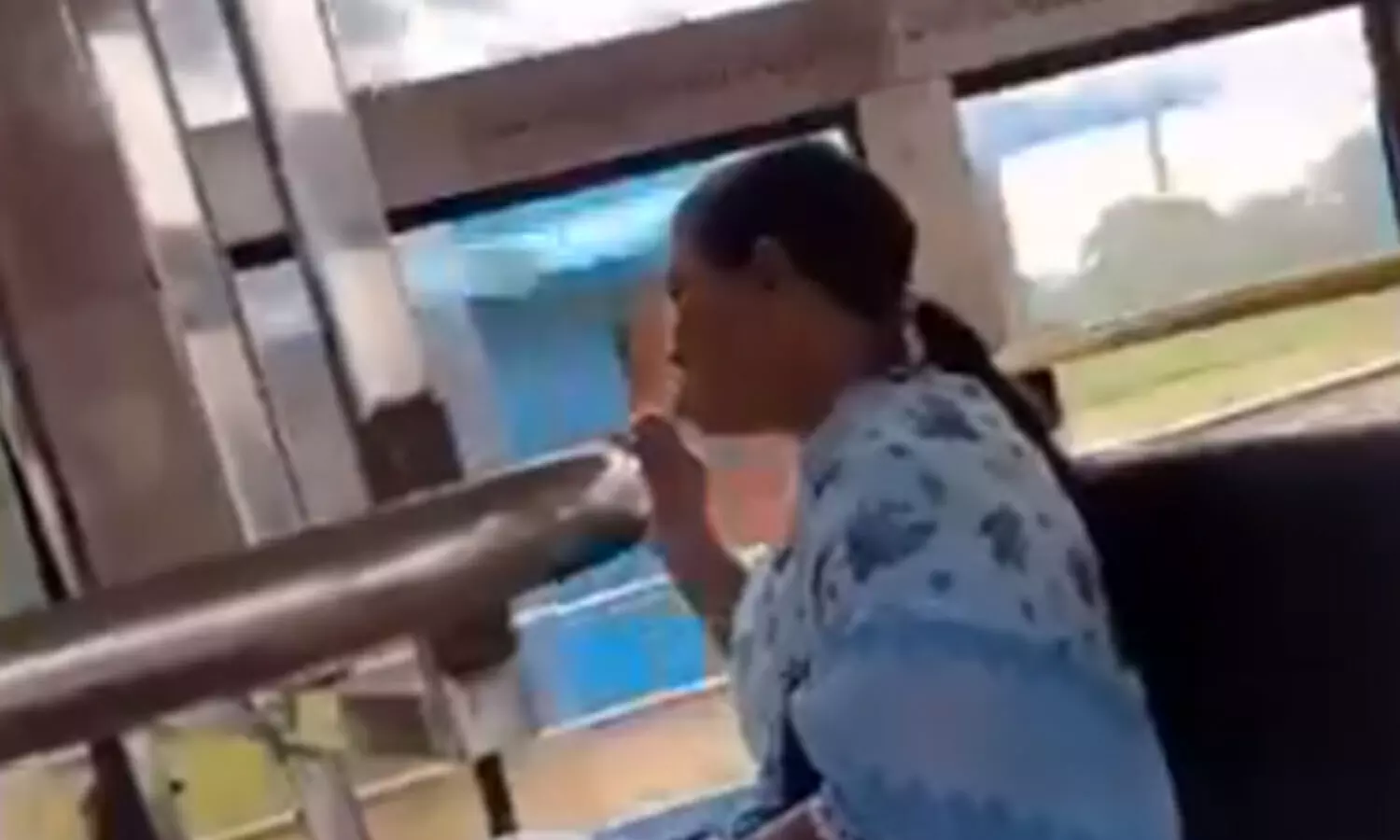 Free Bus : ఉచిత బస్సులోనే పళ్లుతోముకుంటున్న ఈమెను చూశారా?