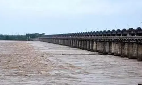 ధవళేశ్వరం వద్ద కొనసాగుతున్న రెండో ప్రమాద హెచ్చరిక