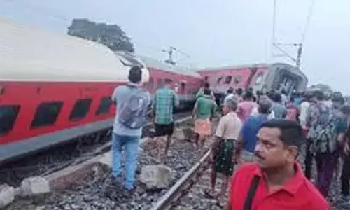 Breaking : పట్టాలు తప్పిన ఎక్స్‌ప్రెస్ రైలు.. ఆరుగురికి గాయాలు