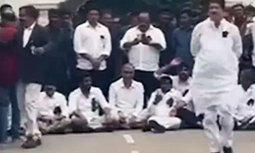 BRS : సీఎం ఛాంబర్ ఎదుట బీఆర్ఎస్ ఎమ్మెల్యేల ఆందోళన