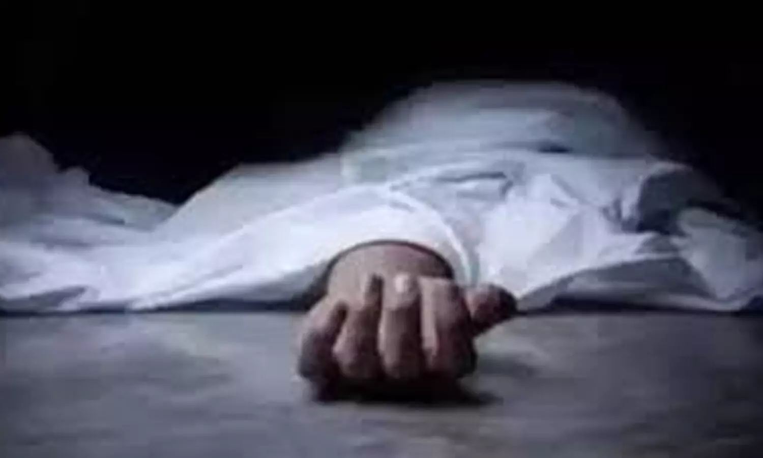 ఇల్లు కూలి ఒకే కుటుంబానికి చెందిన నలుగురి మృతి