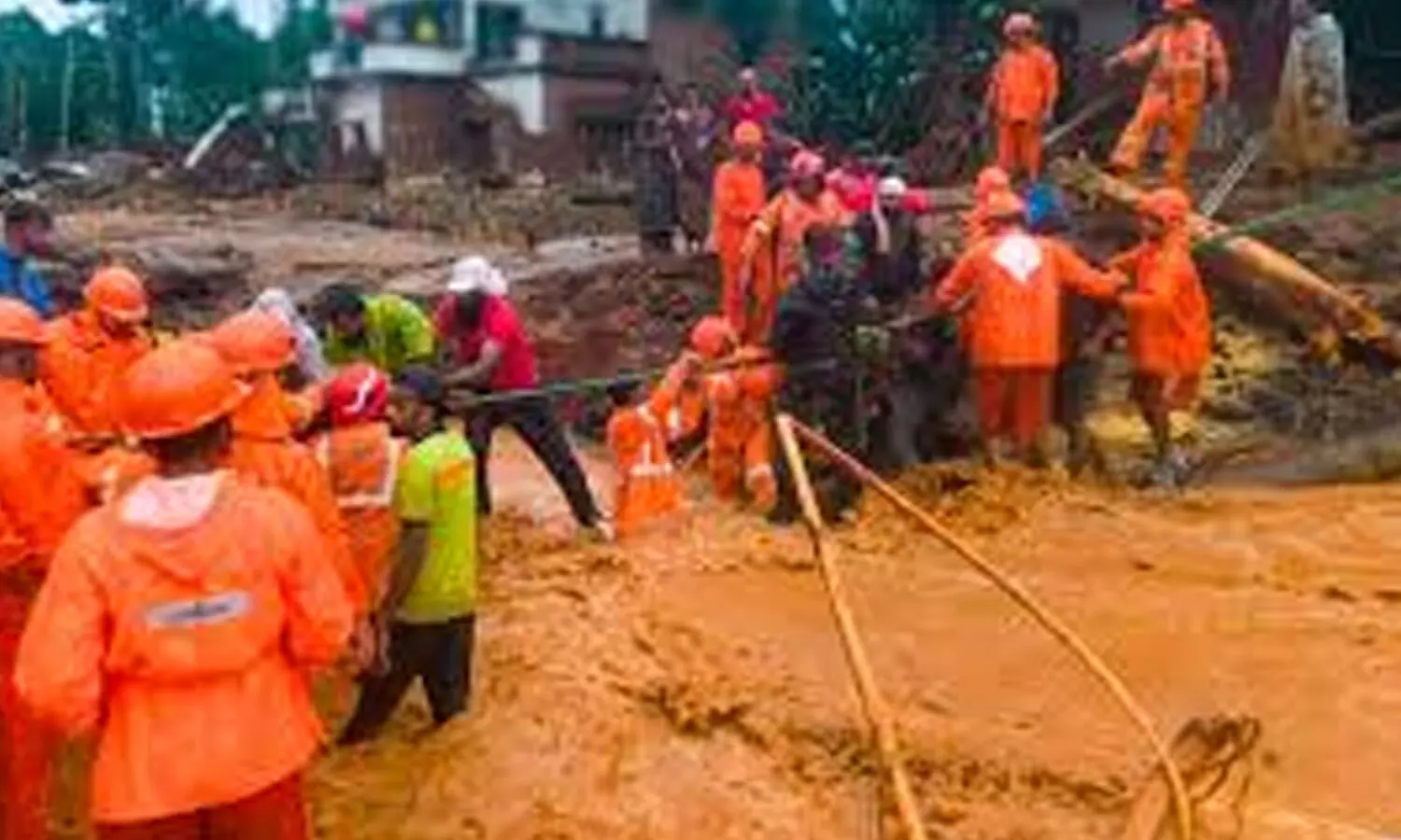 Kerala Landslide : శిధిలాల కింద నుంచి ప్రాణాలతో బయటపడిన నలుగురు... మృత్యుంజయులే కదా? Kerala Landslide : శిధిలాల కింద నుంచి ప్రాణాలతో బయటపడిన నలుగురు... మృత్యుంజయులే కదా?