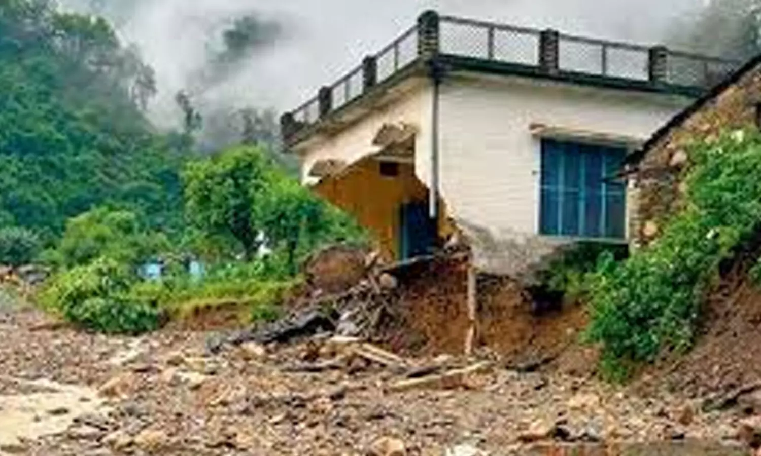 Himachal Pradesh : భారీ వర్షాలు.. ఊరు కనపడకుండా పోయిందే