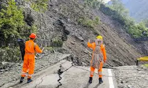 Kedarnadh : యాత్రికుల గల్లంతు... హెలికాప్టర్లతో గాలింపు