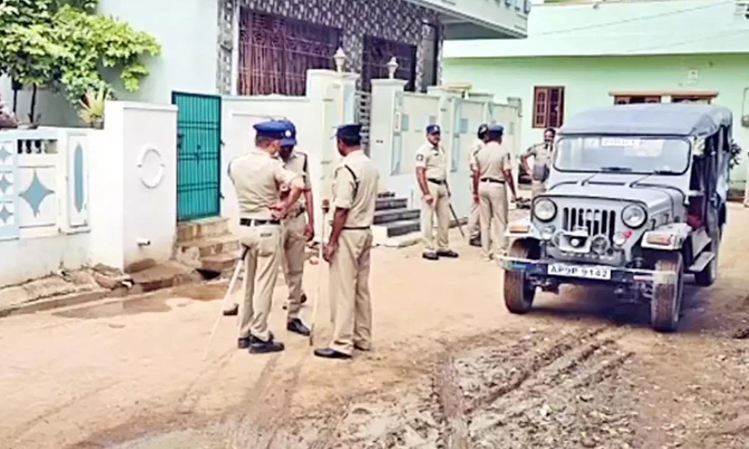 వైసీపీ కార్యకర్త దారుణ హత్య.. పరిస్థితి ఉద్రిక్తం వైసీపీ కార్యకర్త దారుణ హత్య.. పరిస్థితి ఉద్రిక్తం