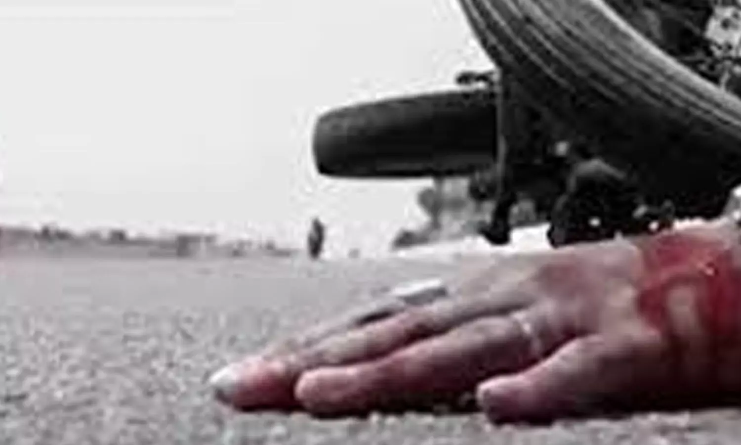 కేబుల్ బ్రిడ్జిపై అదుపుతప్పిన బైక్ .. గుంటూరు జిల్లాకు చెందిన ఇద్దరు మృతి