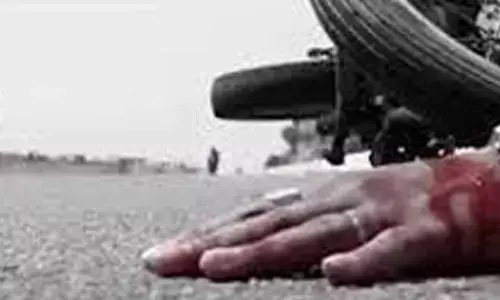 కేబుల్ బ్రిడ్జిపై అదుపుతప్పిన బైక్ .. గుంటూరు జిల్లాకు చెందిన ఇద్దరు మృతి