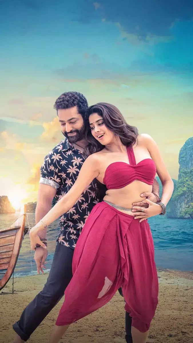 అదిరిపోయిన కెమిస్ట్రీ.. బీచ్ లో ఎన్టీఆర్, జాన్వీ జంట అదుర్స్