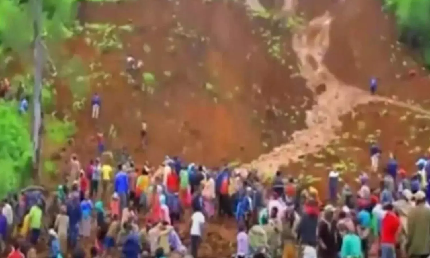 కొండచరియలు విరిగిపడి 13 మంది మృతి