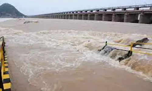 ప్రకాశం బ్యారేజీకి వరద.. లంక గ్రామ ప్రజలకు అలెర్ట్... అప్రమత్తంగా ఉండాలి