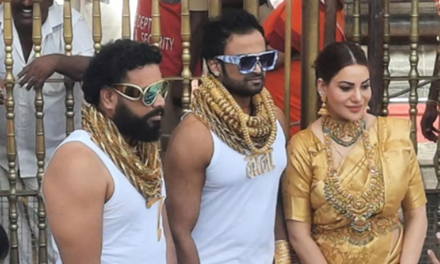 gold, mumbai family, devotees, tirumala