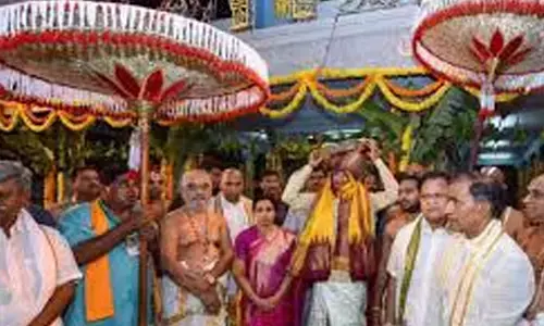 chandrababu naidu, chief minister, pattu vasthralu,  tirumala