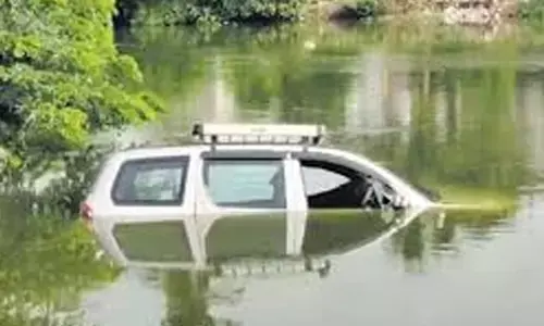 car, rajesh, crashed, eluru canal