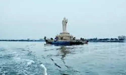 hussain sagar,  heavy rains, full of water, high alert