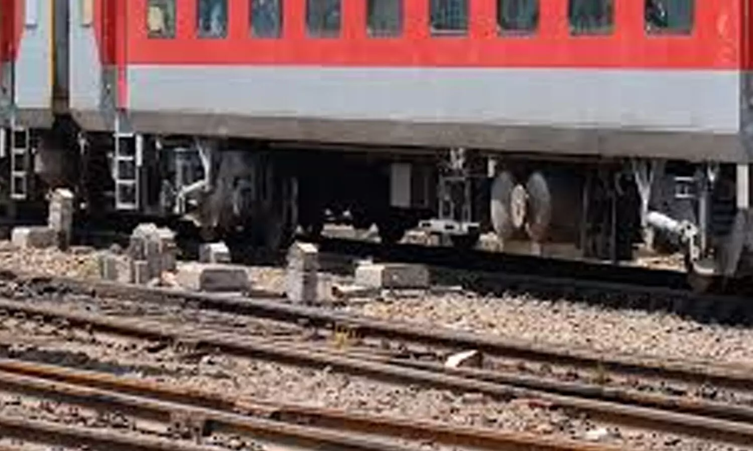 train, derailed, jabalpur station, madhya pradesh