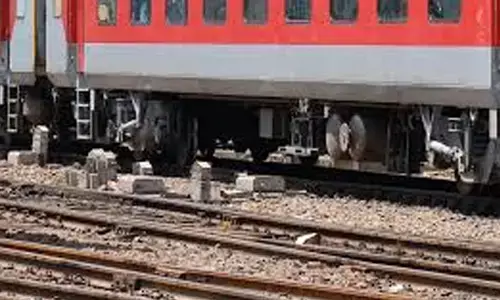train, derailed, jabalpur station, madhya pradesh