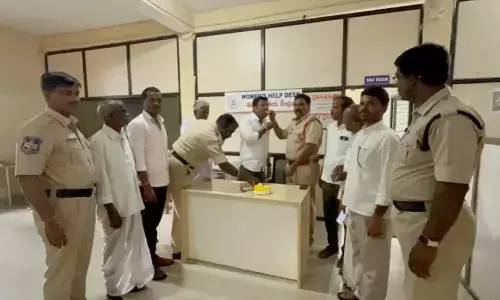 Congress Leader Birthday: పోలీసు స్టేషన్ లో కాంగ్రెస్ నేత బర్త్ డే.. చివరికి!!