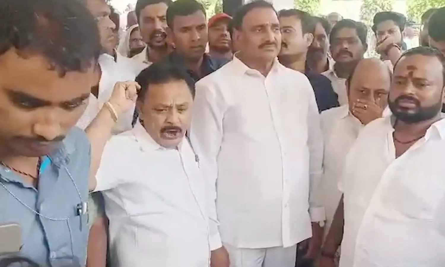 Padi Kaushik Reddy: వారందరిపై కేసు నమోదు చేసిన పోలీసులు