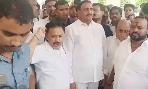 Padi Kaushik Reddy: వారందరిపై కేసు నమోదు చేసిన పోలీసులు