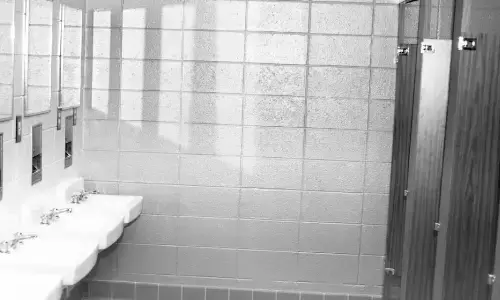 ఎక్కువసేపు స్నానం చేస్తున్నారని.. బాలికల బాత్ రూమ్ లోకి పీఈటీ