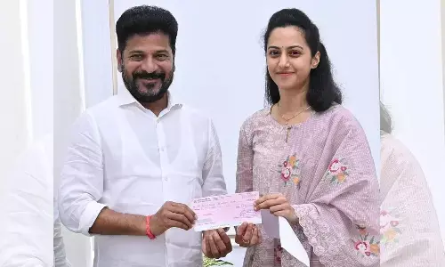 సిఎం రేవంత్ రెడ్డి ని కలిసి 50 లక్షల చెక్ అందించిన  బాలకృష్ణ చిన్న కూతురు..!!
