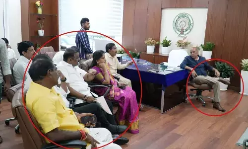 ఐఏఎస్ అధికారి, రెవెన్యూ శాఖ ప్రధాన కార్యదర్శి ఆర్.సి.సిసోదియా ఫోటో పై వాదనలు!