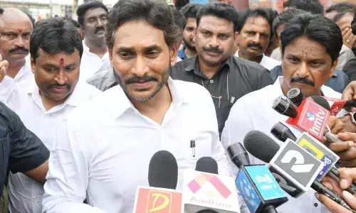YSJagan: పవన్ సినిమా ఆర్టిస్ట్ అయితే... చంద్రబాబు బాబు డ్రామా ఆర్టిస్ట్...!!