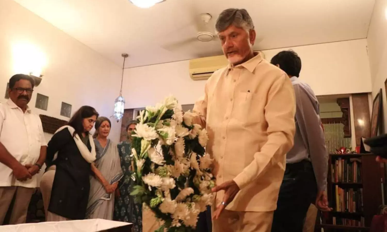 సీతారాం ఏచూరి పార్దీవ దేహానికి నివాళులు అర్పించిన  చంద్రబాబు నాయుడు..