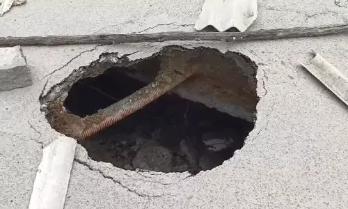 hyderabad, sinkhole, nalapipe, Sinkhole Causes Panic among commuters in hyderabad,   hyderabad Officials suspect burst in Nala pipeline At miyapur, Miyapur news today, Miyapur latest news updates, hyderabad latest news today, Sinkhole Causes Panic Among Motorists in Miyapur, Hyderabad