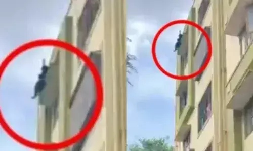 ఐదు అంతస్థుల అపార్ట్మెంట్ నుండి దూకి ఆత్మహత్య చేసుకున్న మహిళ...!!