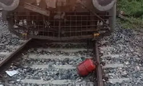 major accident, gas cylinder, railway track,  uttar pradesh