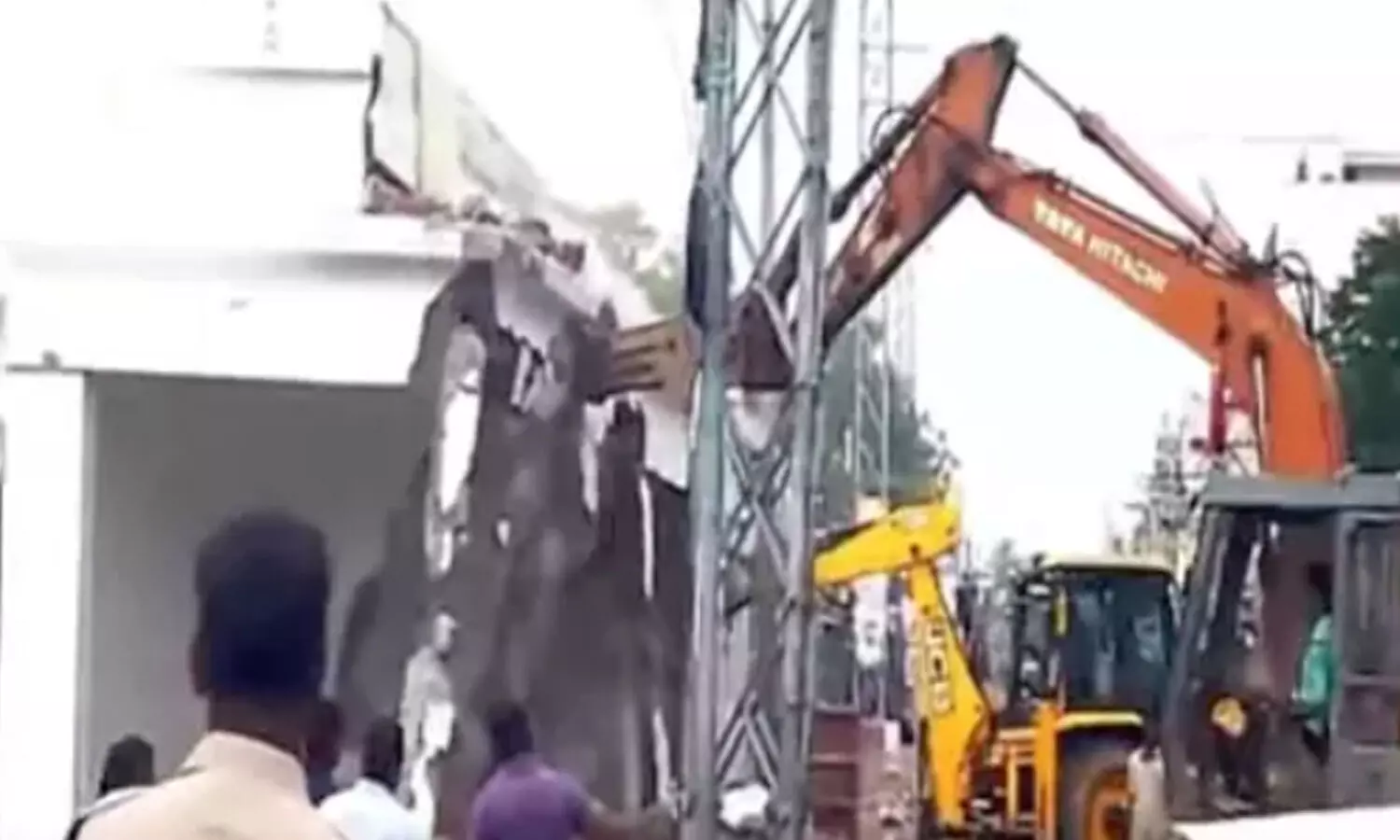 dwarampudi chandrasekhar reddy, ex mla, demolishing, kakinada, demolishing the structures belonging to the followers of former mla dwarampudi chandrasekhar reddy, kakinada city corporation officials are demolishing the structures, kakinada latest news today telugu