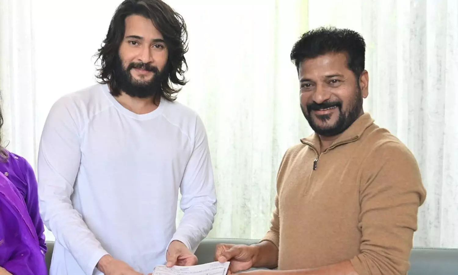 mahesh babu, fifty lakh rupees, revanth reddy, chief minister, mahesh babu presented a check of fifty lakh rupees with telangana cm revanth reddy, mahesh babu latest news today telugu, mahesh babu presented a check 55 lakh rupees to telangana CM, top news telugu today in telangana, latest newsin telangana today mahesh babu, fifty lakh rupees, revanth reddy, chief minister, mahesh babu presented a check of fifty lakh rupees with telangana cm revanth reddy, mahesh babu latest news today telugu, mahesh babu presented a check 55 lakh rupees to telangana CM, top news telugu today in telangana, latest newsin telangana today